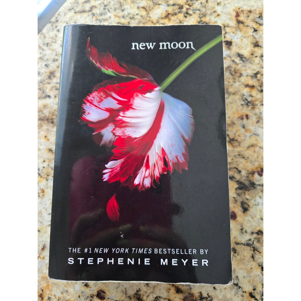 New Moon Stephenie Meyer Paperback The Twilight Saga‎ Book 2 YA Fantasy Romance